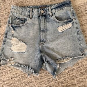 Super cute high waist denim shorts. Very flattering on. Makes legs look long;)
